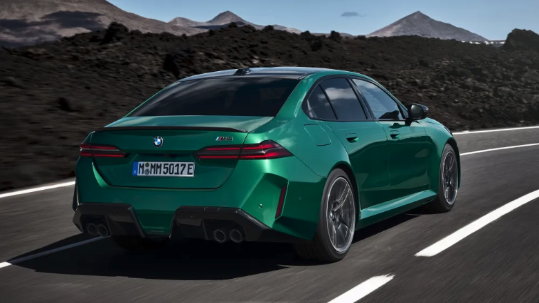 BMW M5 CS 2025: La Berlina ad Alte Prestazioni che Sfida le Leggi della Fisica