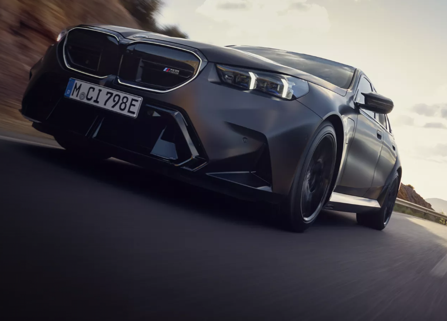 BMW M5 G90 (2024-): Potenza e Tecnologia Ibrida